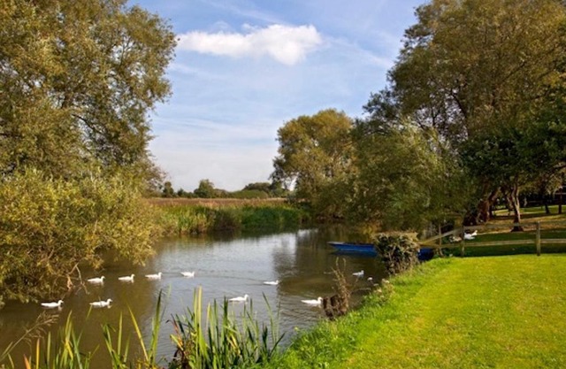 Cherbridge Lodges - Riverside lodges, short lets (business or holidays)
