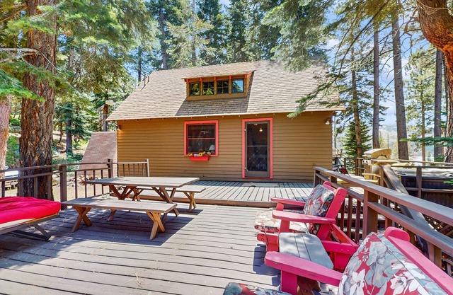 Cherry Leaf Lodge - Dog-Friendly Escape with Lake Views & Lake Access