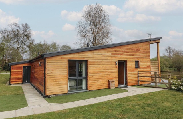 CHERRY, pet friendly, luxury holiday cottage, with hot tub in Dolton