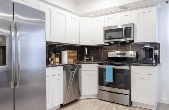 Cherry Suites 3BR Apt w W D Pool Table