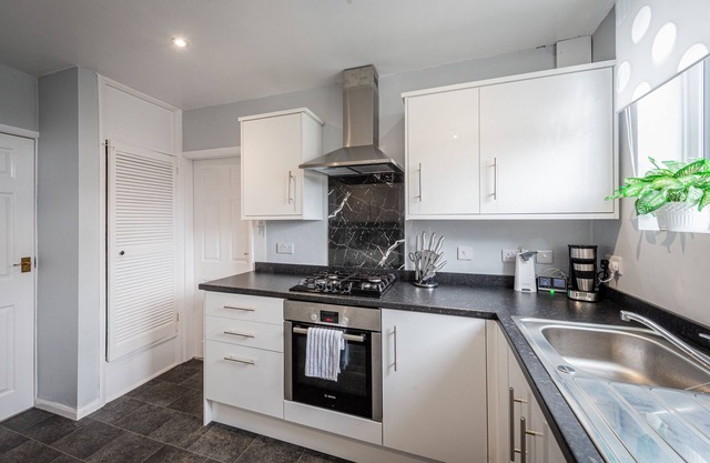 Chester 3 bedroom home close to city, TV in every bedroom, sleeps 5 by Restfully