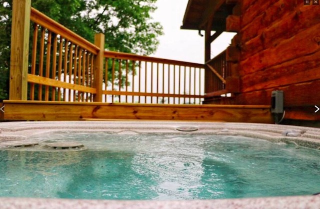 Chestnut 3 Bed /2 Bath cabin with Hot Tub Jacuzzi