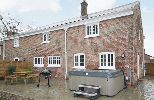 Chestnut Cottage - E5625