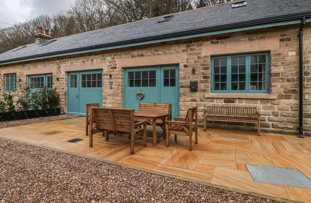 CHESTNUT COTTAGE, pet friendly, with a garden in Stocksbridge