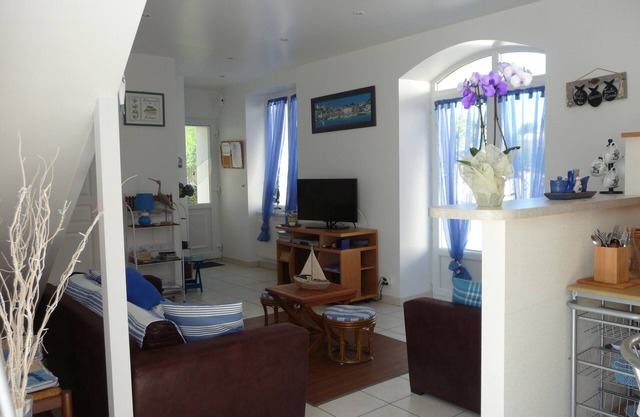 "Chez Tante Na" Detached, renovated, bright family house.