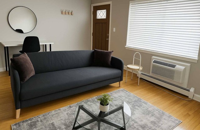 Chic 1BR Apt -Arlington Heights