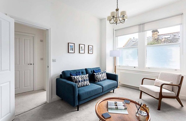 Chic 2-Bed Flat in Leafy Clapham South