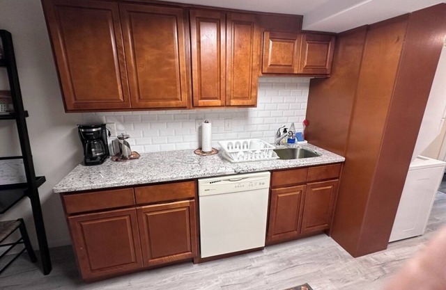 Chic 2-bedroom apartment with WiFi, AC in charming Warwick