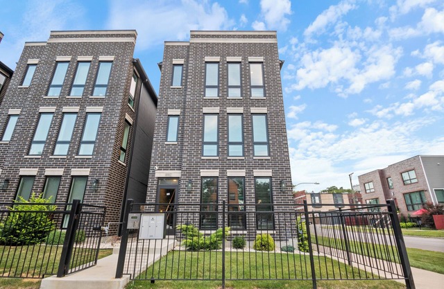 Chic 2-bedroom condo in amazing Chicago minutes from Lake Michigan