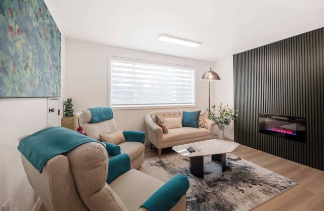 Chic 2B1B Lower Unit – Renovated w/Designer Flair