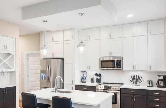 Chic 2BR High-Rise Hot Tub, Gym, & Rooftop Views