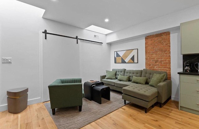 Chic 2BR Top-Floor Retreat w/Rooftop Near Subway