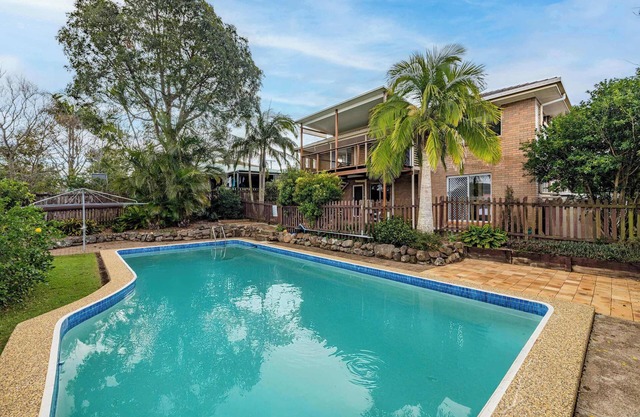 Chic 3BR Home with Pool in Rochedale South