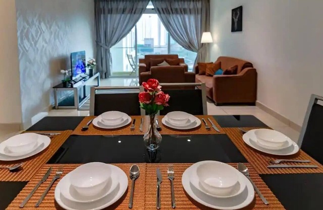 Chic 3BR KSL DEsplanade 2 TVs FREE Parking