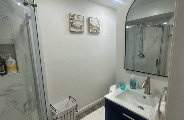 Chic and cozy apartment with WiFi and AC in Parkville