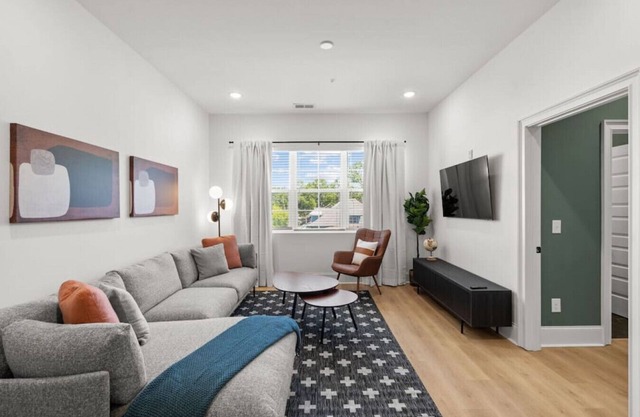 Chic and Cozy Designer Condo 3 Miles to Downtown