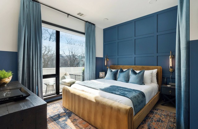 Chic Condo with Pool, Walking distance to Broadway!