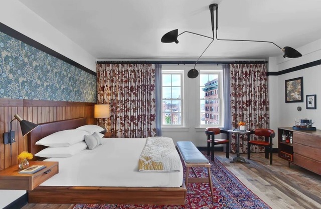 Chic Corner King - Revival Baltimore - Unit w/Rooftop Dining & Karaoke Rooms