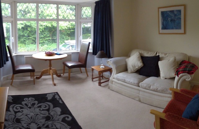 Chic country apartment stunning views, near villages & easy reach of London