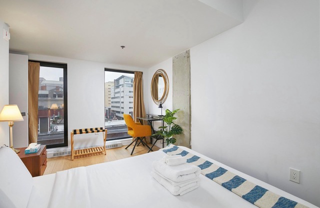 Chic Hideaway - Downtown Hotspot