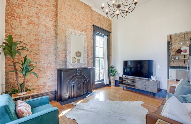 Chic & Historic Apartment ~ 6 Mi to Louisville!