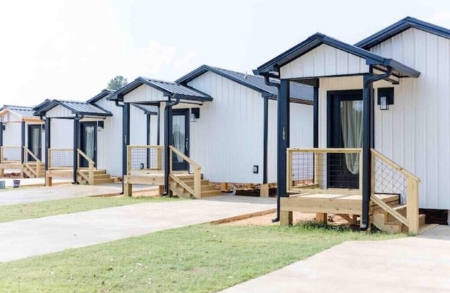 Chic Lake Bungalow: 2 Queens, Deck, Lake Access #6nn