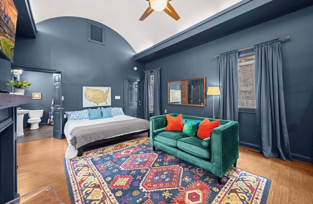 Chic Lou Studio | Cozy King Bed + Prime Location!
