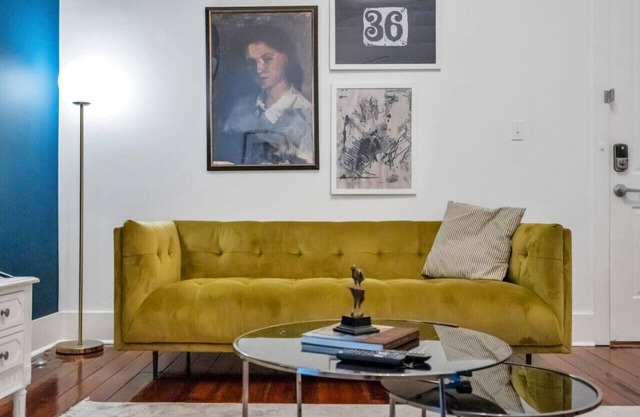 Chic Magazine St. Apt | King Bed, Balcony, Parking