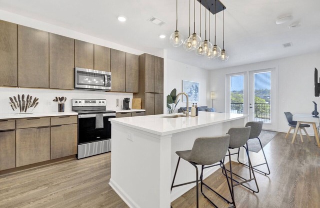 Chic Oasis w/Pool, Gym, & Stunning City Views