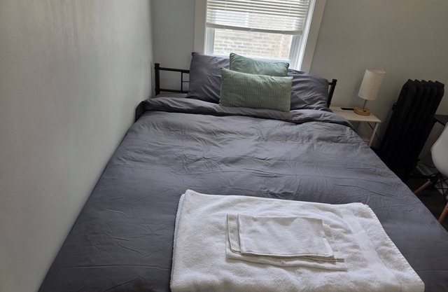 Chic private bedroom housing close to public transportation to the loop.