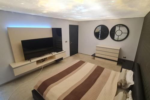 Chic Retreat in Bună Ziua - Jacuzzi, Outdoor Gym, BBQ, Parking