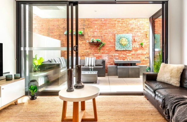 Chic Sth Melbourne Apartment with Huge Private Courtyard