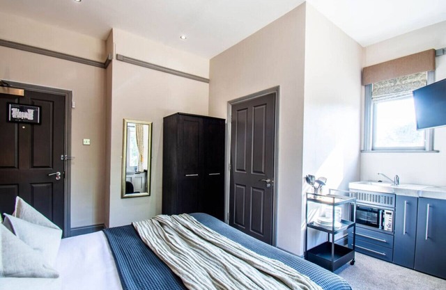 Chic Studio: Gym Pass, WiFi & Parking