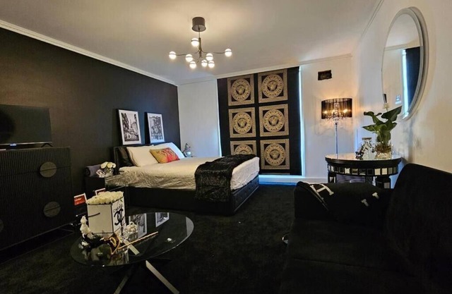 Chic studio with WiFi, AC, fitness room in fabulous Toorak