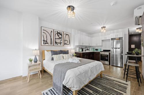 Chic Suite, Spacious Backyard BBQ & Game Setup