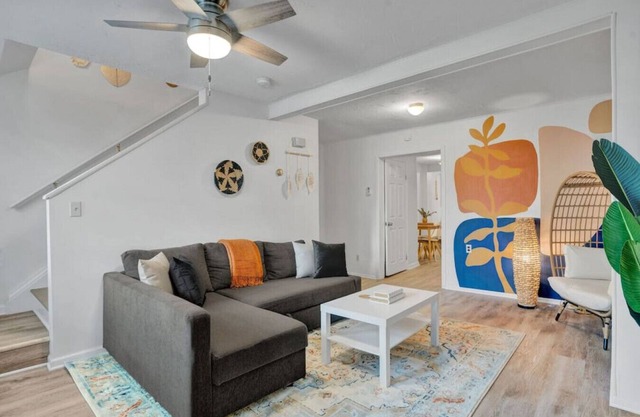 Chic Urban Oasis: Meets Comfort
