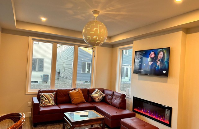 Chic Urban Retreat: 4 Bedroom &3.5 Bath w/Parking+Kitchen & Self Check-In-Kanata