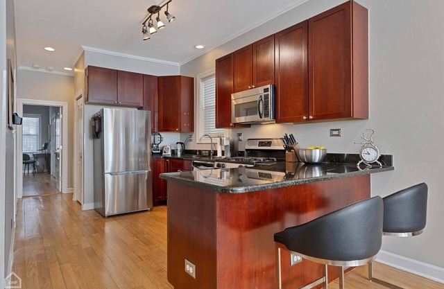 Chic Urban Retreat Near Wrigley Field w/Parking