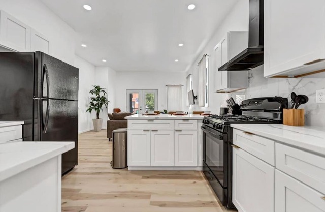 Chic Vibrant Dtwn Apartment