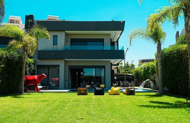 Chic villa with pool and 4 bedrooms and WiFi, in a big Golf Resort