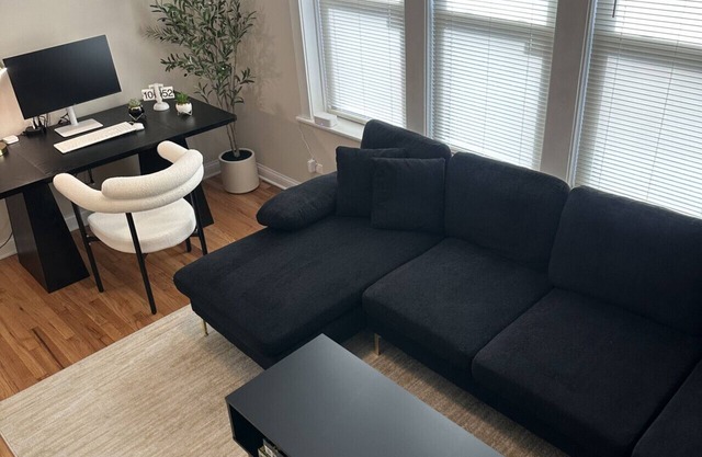Chicago 1BR: Stylish Stay with Workspace