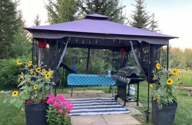 Chickadee Chalet -Cabin mins to Edmonton, St Albert. Valley area & Pet friendly!