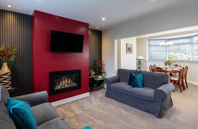 Child-friendly 3-bed house in Sherwood Forest, Edwinstowe with WiFi & Parking