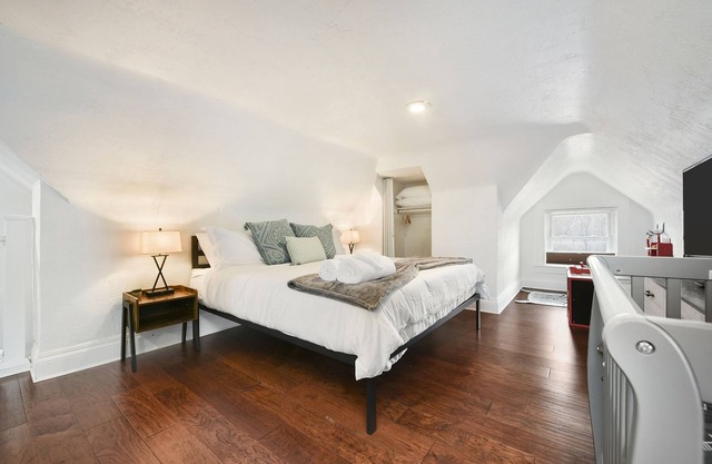 Child Friendly, Parking, King Bed, 15 min to Downtown