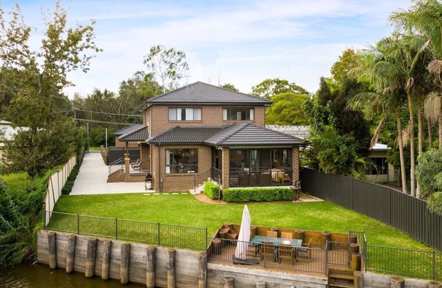 Chittaway Picture House / Luxury 5 Bed Waterfront