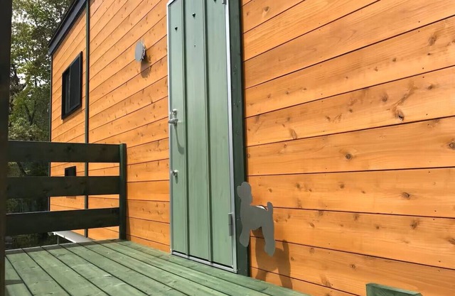 "Chloe”Trailer house hotel where a large number of people can stay