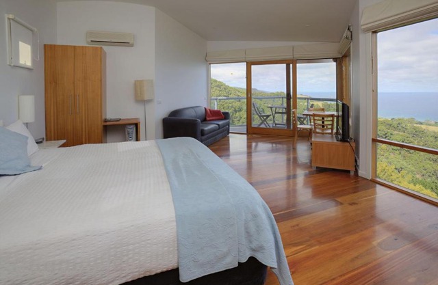 Chris's Beacon Point Restaurant & Villas