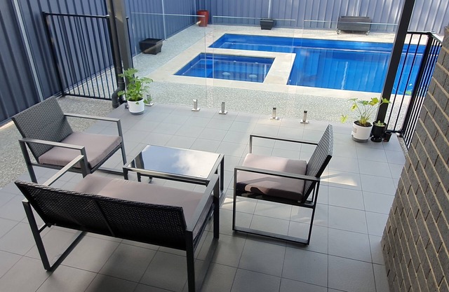 Christies Cove Family Home with heated Spa and Pool for 8 people