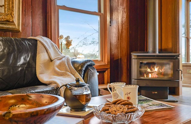 CHRISTOPHERS COTTAGE - the quintessential mountains retreat - SPECIALS ON NOW !