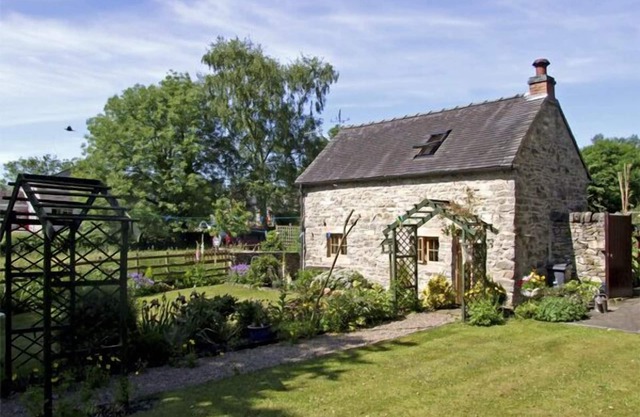 CHURCH BARN, character holiday cottage in Fenny Bentley